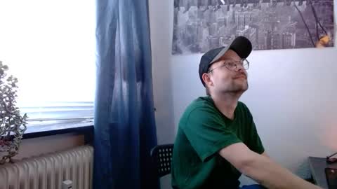 Snapshot of _whoisthatguy_ chatting on October 19, 12:28 pm _whoisthatguy_ online show from October 19, 12:28 pm