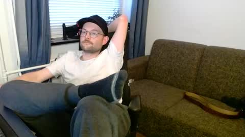 Snapshot of _whoisthatguy_ chatting on November 10, 3:11 pm _whoisthatguy_ online show from November 10, 3:11 pm