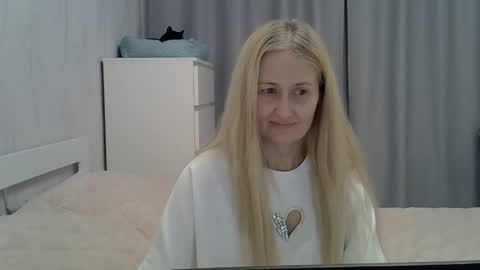 _xsharonx_ online show from January 11, 2:47 pm