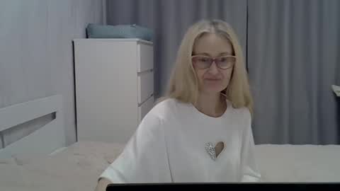 _xsharonx_ online show from January 22, 2:46 pm
