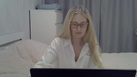 _xsharonx_ online show from January 31, 2:39 pm