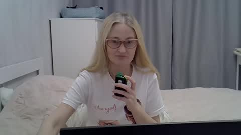 _xsharonx_ online show from February 3, 4:31 pm