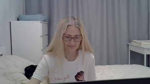 _xsharonx_ online show from February 7, 2:15 pm