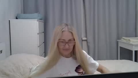 _xsharonx_ online show from February 7, 5:18 pm