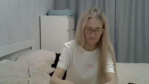 _xsharonx_ online show from February 9, 2:18 pm