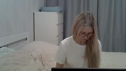 _xsharonx_ online show from February 9, 5:22 pm