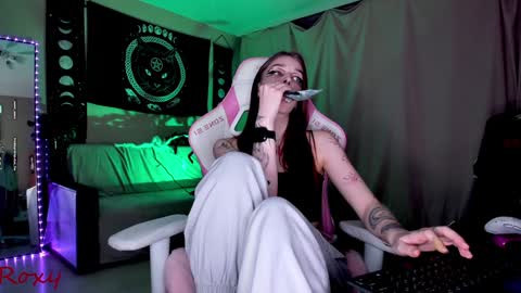 Snapshot of _yourwetdreams_ chatting on December 25, 7:34 pm Roxy online show from December 25, 7:34 pm