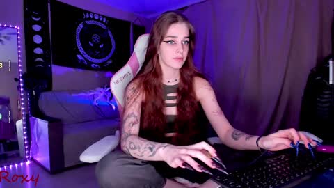 Snapshot of _yourwetdreams_ chatting on December 28, 6:40 pm Roxy online show from December 28, 6:40 pm