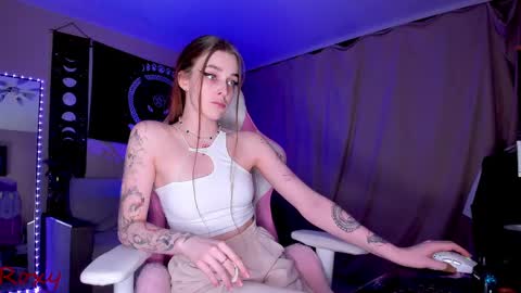 Snapshot of _yourwetdreams_ chatting on February 16, 6:54 pm Roxy online show from February 16, 6:54 pm