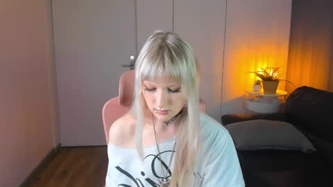 Snapshot of _yummi_ chatting on April 4, 7:22 pm Emy online show from April 4, 7:22 pm