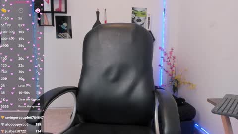 Snapshot of _zoewright chatting on March 7, 12:15 am Zoe online show from March 7, 12:15 am