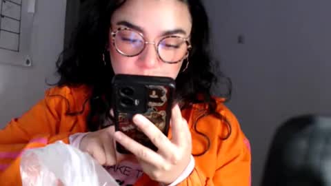 Snapshot of a_savage_woman_place chatting on December 18, 12:06 am Leona online show from December 18, 12:06 am