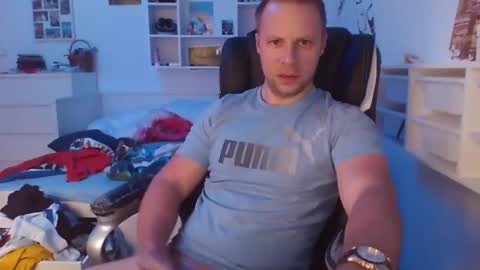 Snapshot of aaaandzzz chatting on December 9, 9:28 am Long distance cumshot online show from December 9, 9:28 am