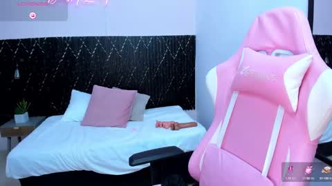 Snapshot of aabby_lee chatting on February 23, 9:37 pm Abby Lee online show from February 23, 9:37 pm