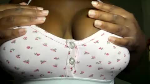 Snapshot of aaliah20 chatting on June 24, 5:45 pm aaliah20 online show from June 24, 5:45 pm