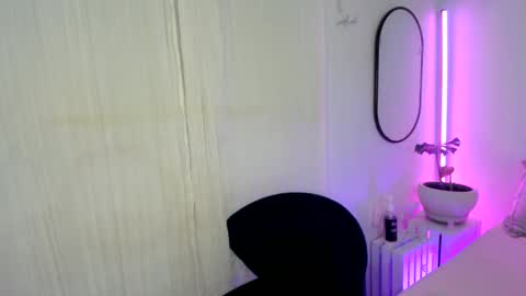 Snapshot of aaliyahlayla chatting on January 28, 4:08 am Aaliyahlayla online show from January 28, 4:08 am