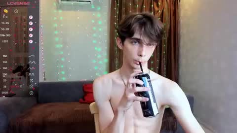 Snapshot of aaron_bang chatting on June 18, 6:12 pm Aaron Bang online show from June 18, 6:12 pm