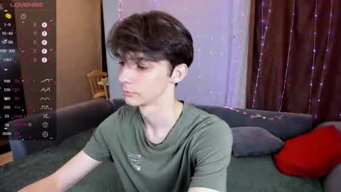 Snapshot of aaron_bang chatting on June 29, 9:48 pm Aaron Bang online show from June 29, 9:48 pm