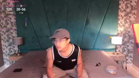 Aaron Ezequiel online show from February 8, 9:40 pm