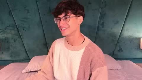 Aaron Ezequiel online show from April 14, 12:33 pm