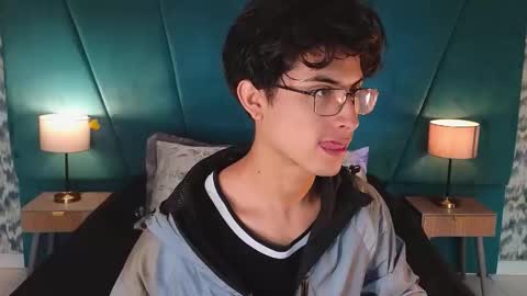 Snapshot of aaron_eze chatting on June 3, 1:03 pm Aaron Ezequiel online show from June 3, 1:03 pm