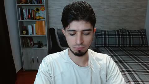 Snapshot of aaron_paul_ chatting on October 27, 6:45 pm Aaron online show from October 27, 6:45 pm