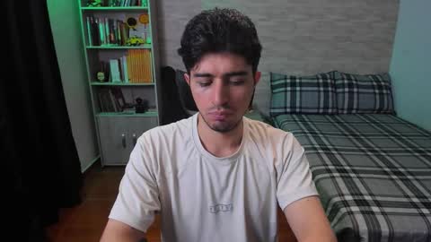 Snapshot of aaron_paul_ chatting on November 8, 5:23 pm Aaron online show from November 8, 5:23 pm