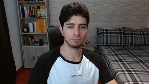 Snapshot of aaron_paul_ chatting on November 11, 5:13 pm Aaron online show from November 11, 5:13 pm