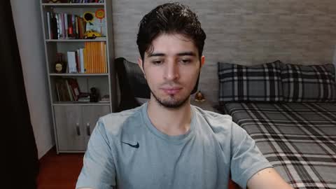 Snapshot of aaron_paul_ chatting on November 12, 5:35 pm Aaron online show from November 12, 5:35 pm