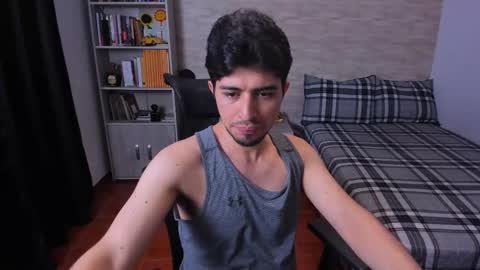 Snapshot of aaron_paul_ chatting on November 18, 8:35 pm Aaron online show from November 18, 8:35 pm