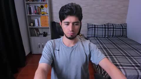 Snapshot of aaron_paul_ chatting on November 25, 9:37 pm Aaron online show from November 25, 9:37 pm