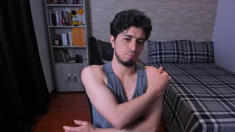 Snapshot of aaron_paul_ chatting on December 16, 11:43 pm Aaron online show from December 16, 11:43 pm