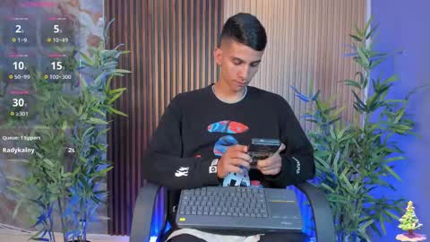 Aaron online show from December 18, 12:44 pm