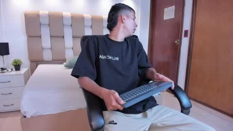 Aaron online show from April 11, 8:02 pm