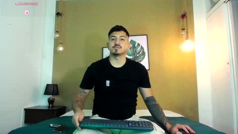 Snapshot of aaron_williams09 chatting on March 5, 3:51 am Your aron online show from March 5, 3:51 am