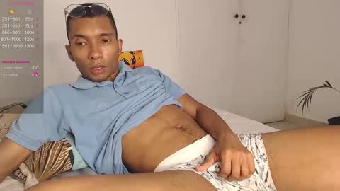 Snapshot of aaronblack1_ chatting on February 28, 9:01 pm Heyy my name is Aaron online show from February 28, 9:01 pm