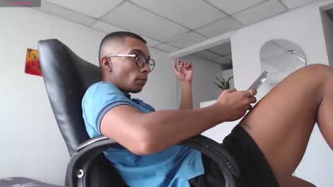 Heyy my name is Aaron online show from January 31, 9:57 pm