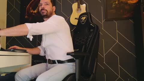 Snapshot of aaronbomer chatting on February 10, 3:57 am Aaron online show from February 10, 3:57 am