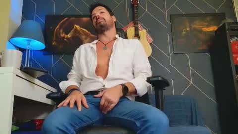 Snapshot of aaronbomer chatting on October 9, 5:22 pm Aaron online show from October 9, 5:22 pm