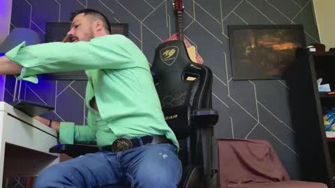 Snapshot of aaronbomer chatting on December 5, 5:49 am Aaron online show from December 5, 5:49 am