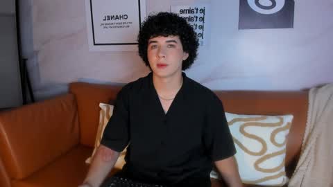 Snapshot of aaroooonn chatting on February 25, 11:41 am Aroon online show from February 25, 11:41 am