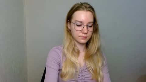 Snapshot of abbymoore__ chatting on November 27, 9:44 am Abby Lovense is active online show from November 27, 9:44 am
