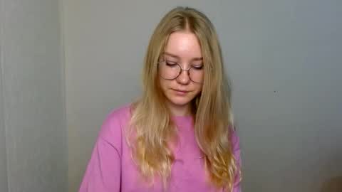 Snapshot of abbymoore__ chatting on November 28, 9:01 am Abby Lovense is active online show from November 28, 9:01 am