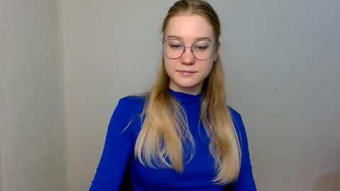 Snapshot of abbymoore__ chatting on December 17, 11:27 am Abby Lovense is active online show from December 17, 11:27 am