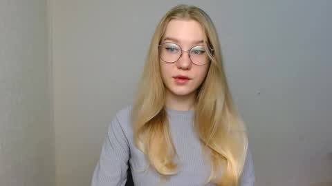 Snapshot of abbymoore__ chatting on December 19, 10:44 am Abby Lovense is active online show from December 19, 10:44 am