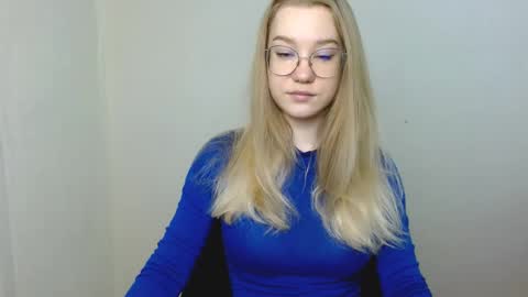 Snapshot of abbymoore__ chatting on April 20, 10:40 am Abby Lovense is active online show from April 20, 10:40 am