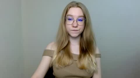 Snapshot of abbymoore__ chatting on April 22, 11:12 am Abby Lovense is active online show from April 22, 11:12 am
