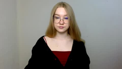 Snapshot of abbymoore__ chatting on April 26, 11:19 am Abby Lovense is active online show from April 26, 11:19 am