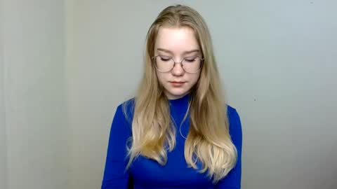 Snapshot of abbymoore__ chatting on May 3, 10:21 am Abby Lovense is active online show from May 3, 10:21 am