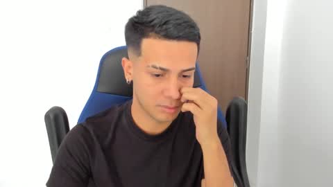 Independence model AbelAsburgo online show from December 7, 7:32 pm